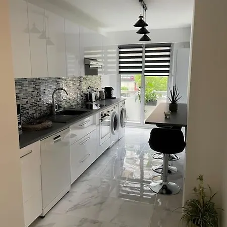 Superbe Carre Delfino Port De