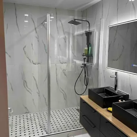 Superbe Carre Delfino Port De ニース