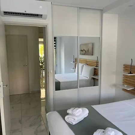 Superbe Carre Delfino Port De *