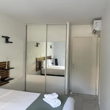 Superbe Carre Delfino Port De *