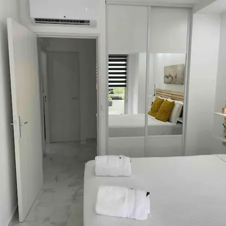 Superbe Carre Delfino Port De Appartement *