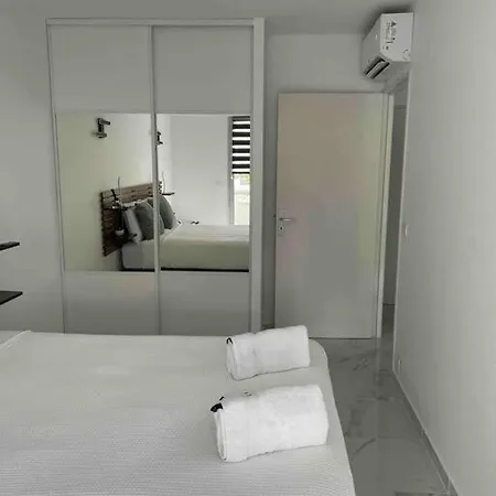 Superbe Carre Delfino Port De Appartement *